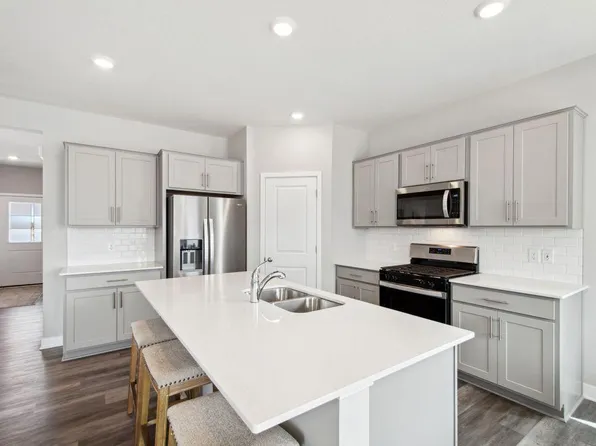 2063 Rainier Dr, Shakopee, MN 55379