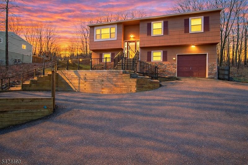 1st image of 142 Valley View Dr