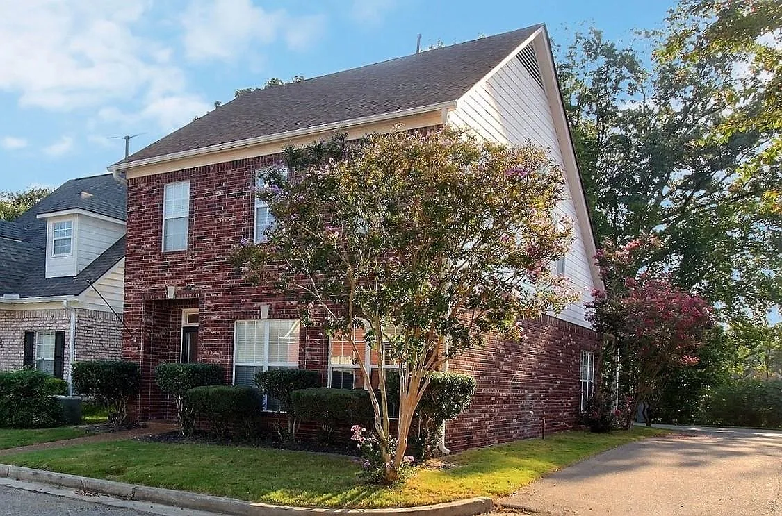 4 bed, 2.5 bath, 1888 sqft, $2,295 — Photo 2