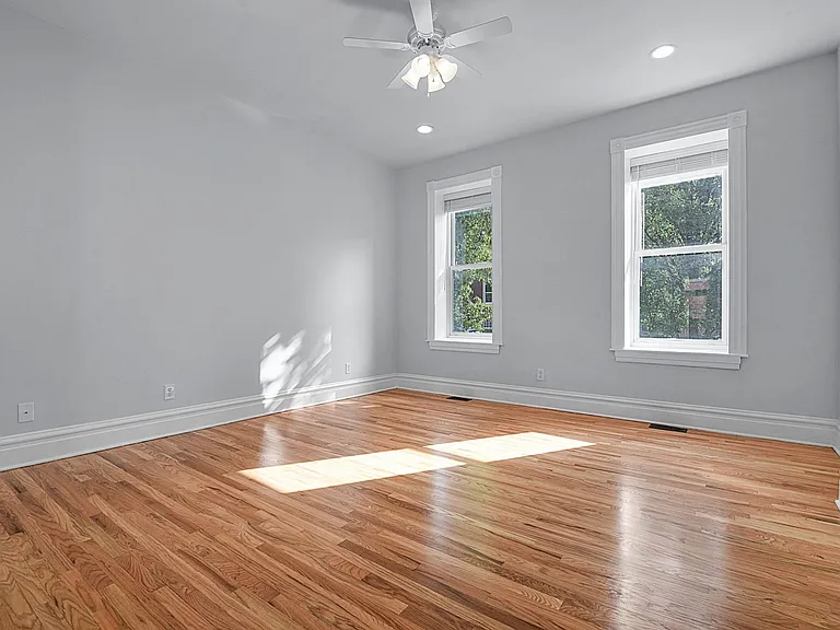 The Living Room - 10' Ceilings, Venetian blinds