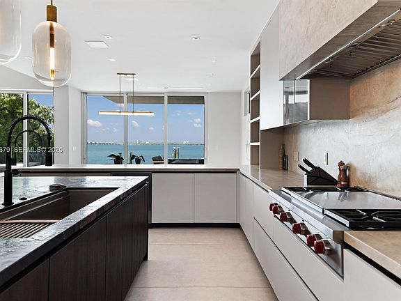 4th image of 1379 N Venetian Way