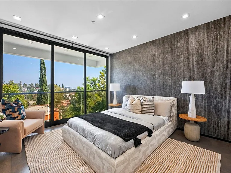 2033 Glencoe Way — Photo 29