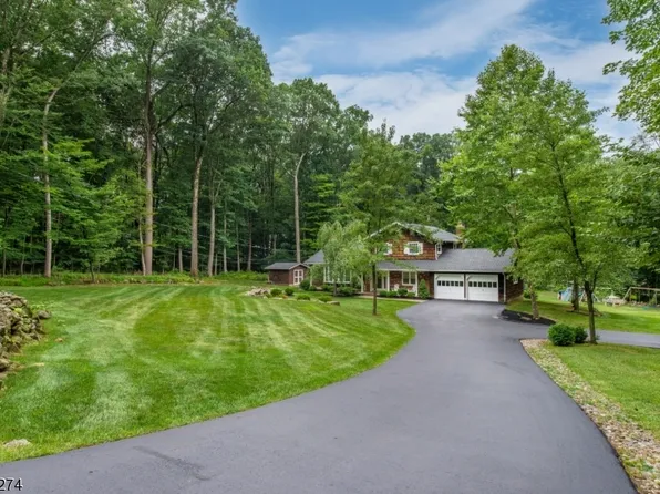 6 Deer Ct, Chester Twp., NJ 07930