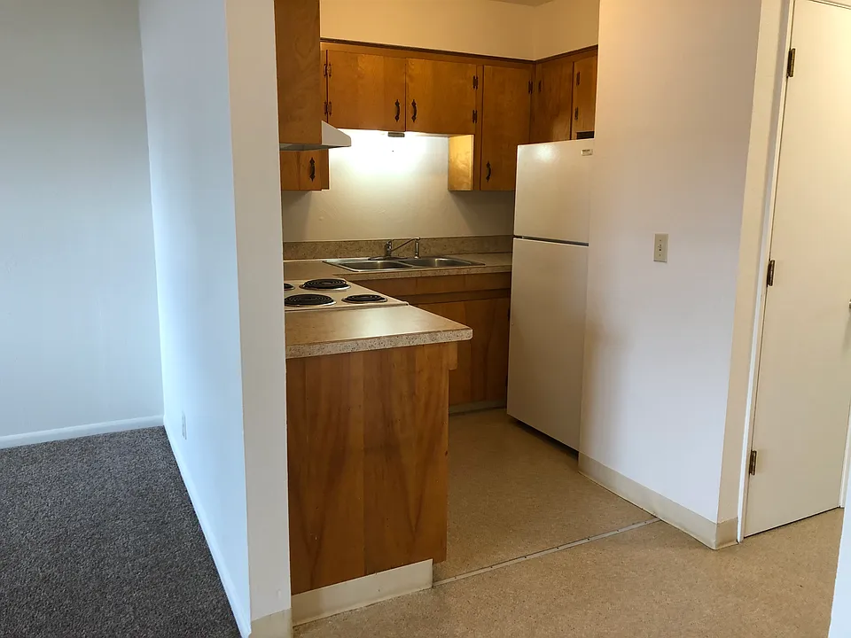 951 SW Church St #12