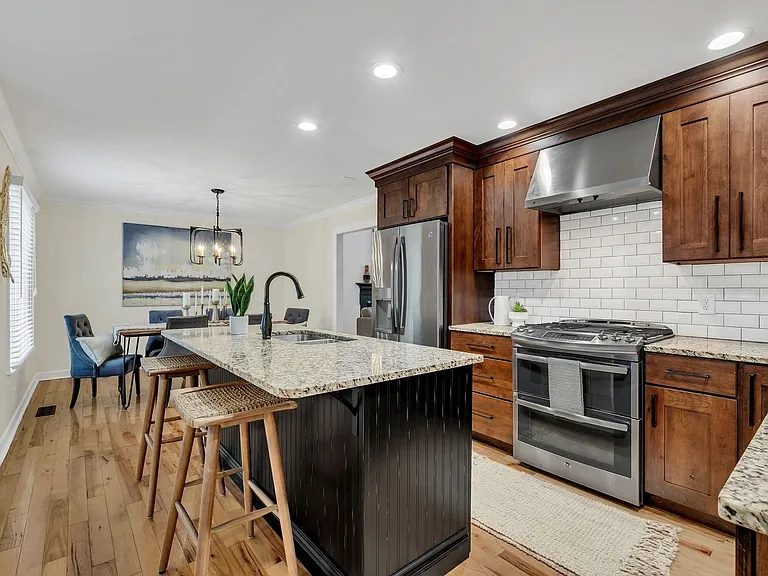 221 Adams Ct — Photo 19