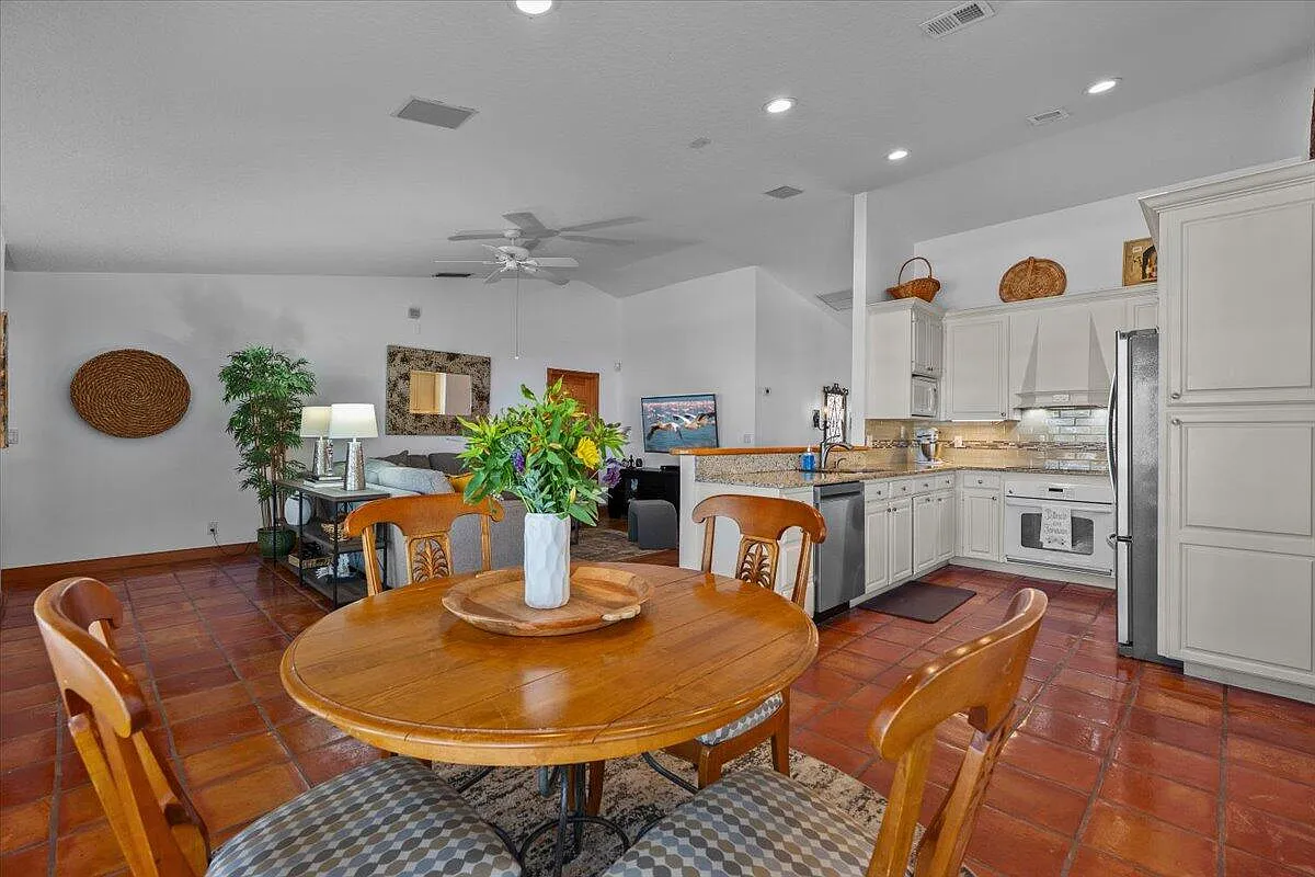 3 bed, 2.0 bath, 2210 sqft, $6,200 — Photo 4
