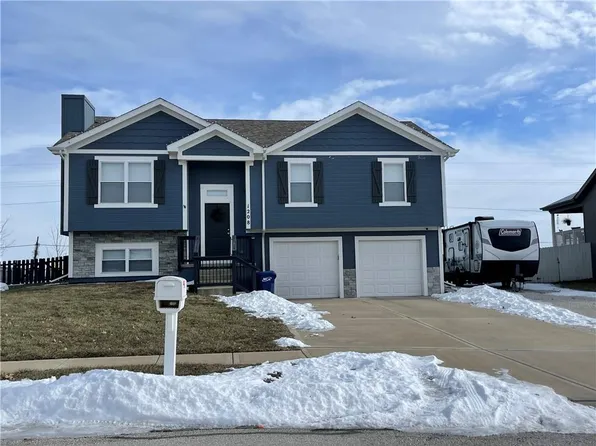 1208 Viola St, Smithville, MO 64089