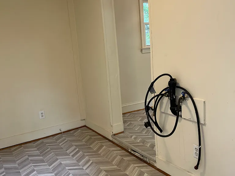 Laundry room, washer/dryer hookup up