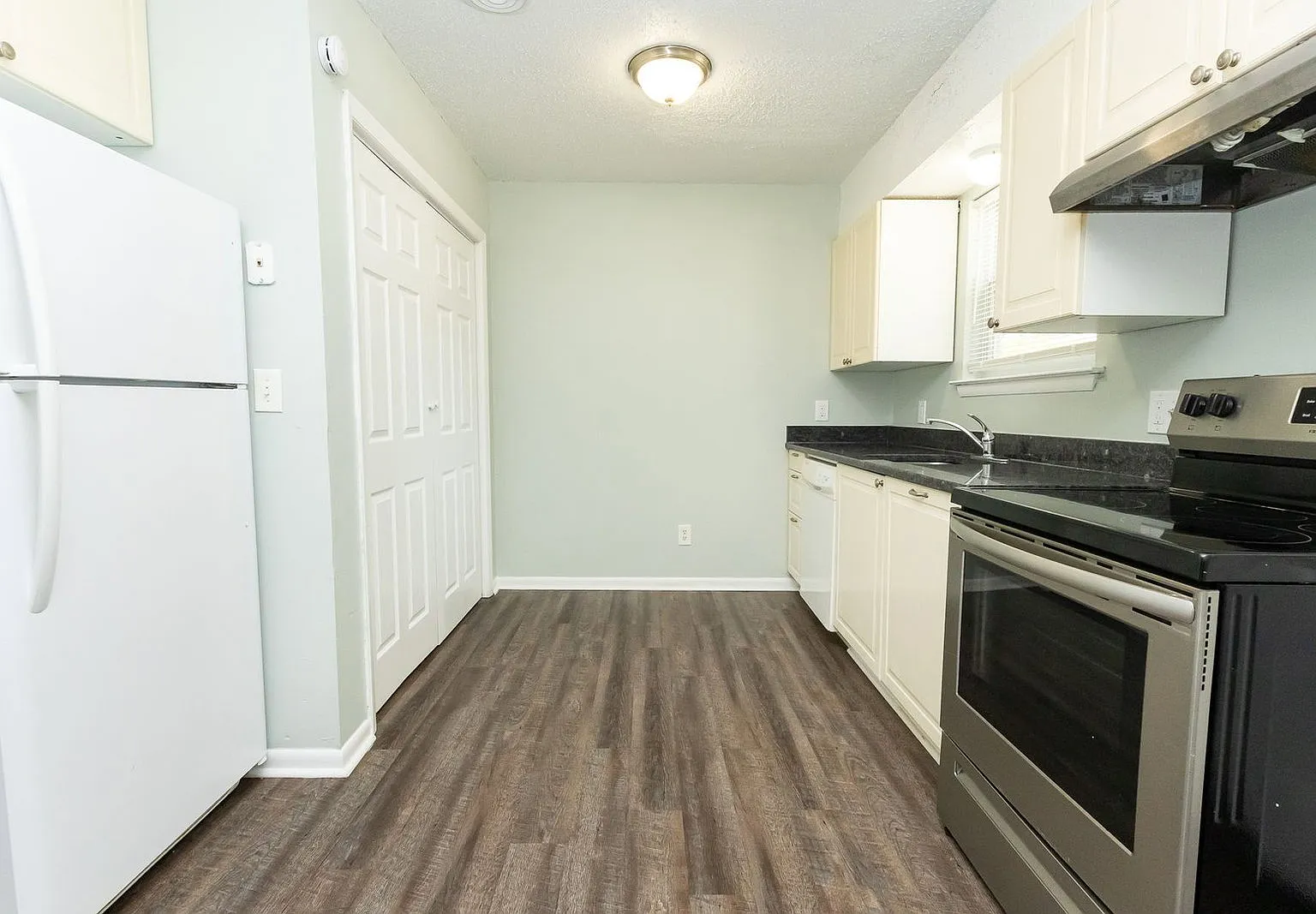 2 bed, 1.0 bath, 900 sqft, $995 — Photo 3