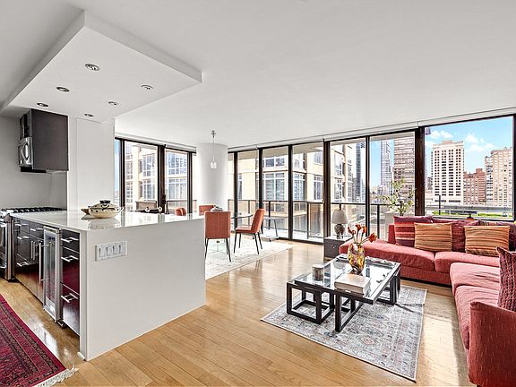 3rd image of 161 W 61st St APT 17C