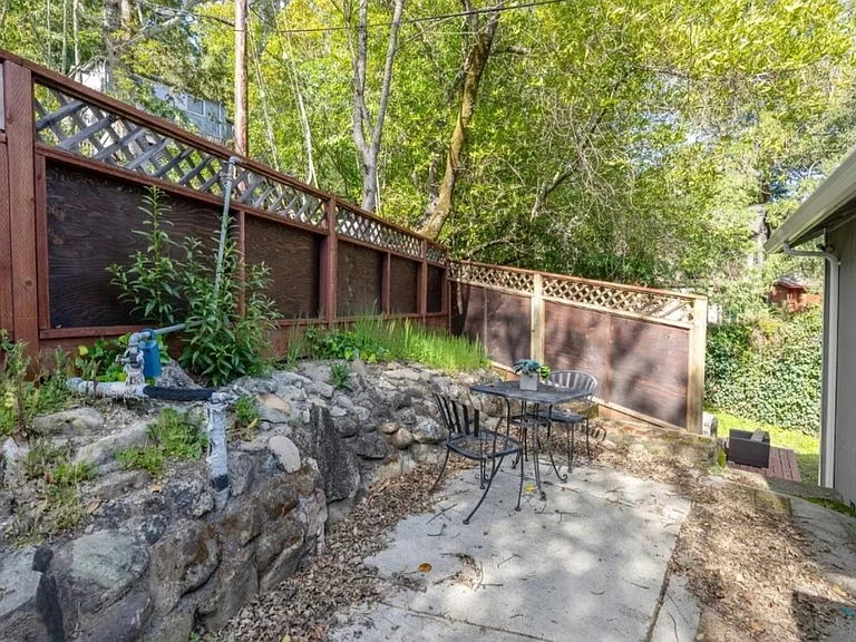 19046 Laurel Dr — Photo 14