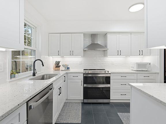5th image of 879 Azalea Dr