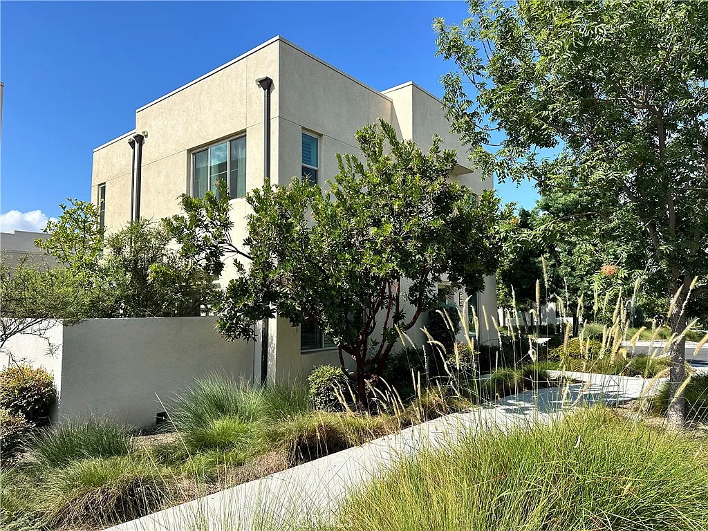 3 bed, 2.5 bath, 1702 sqft, $5,500 — Photo 2