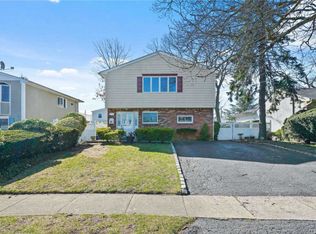 37 Oxford St, Lindenhurst, NY