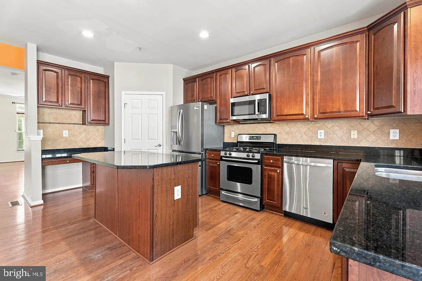 3 bed, 2.5 bath, 1913 sqft, $3,000 — Photo 3