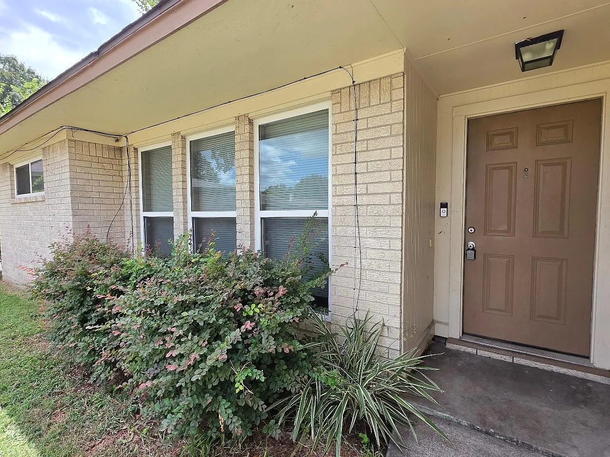 3 bed, 2.0 bath, 1338 sqft, $1,595 — Photo 2