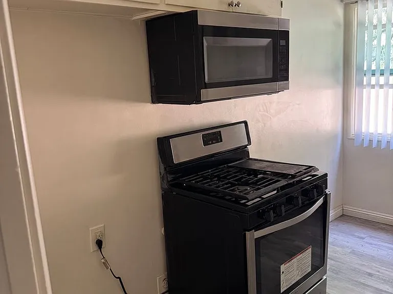331 E Live Oak St — Photo 38