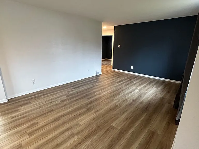 506 Crescent Boulevard Ext — Photo 7