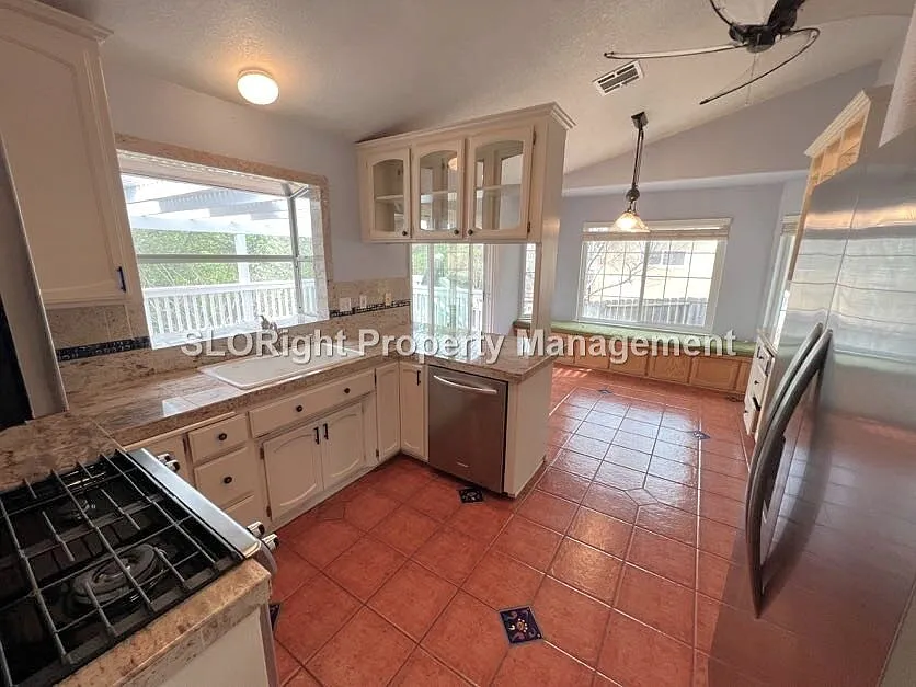 3 bed, 2.5 bath, 2068 sqft, $3,300 — Photo 2