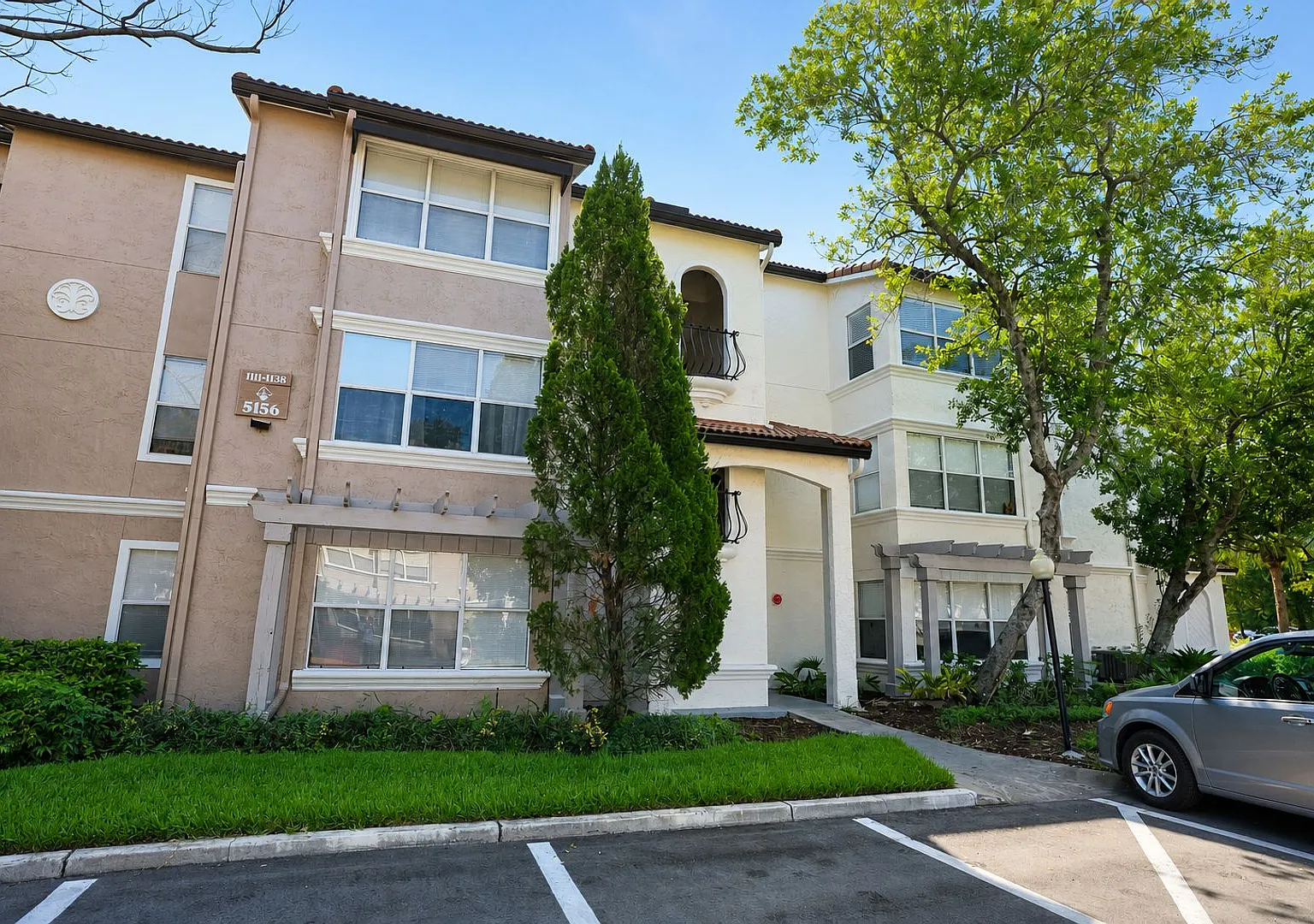 Renovated 2/2 with Pond View Gated Community Near Millenia — Photo 1
