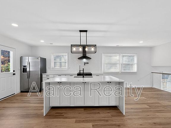 3rd image of 301 Dollar Cir