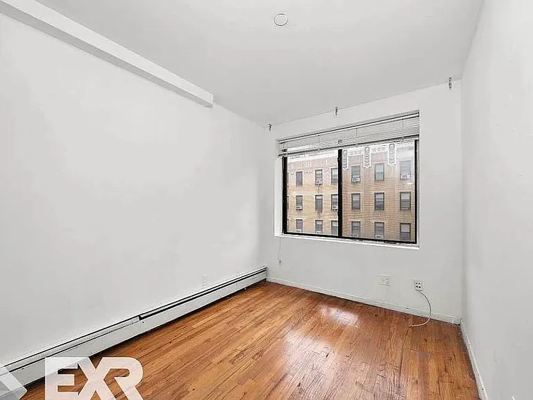 530 W 47th St #3B — Photo 6