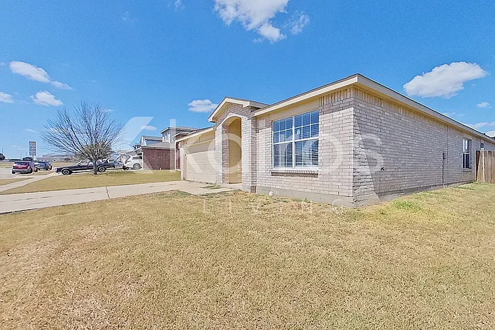 4 bed, 2.0 bath, 2099 sqft, $1,825 — Photo 2