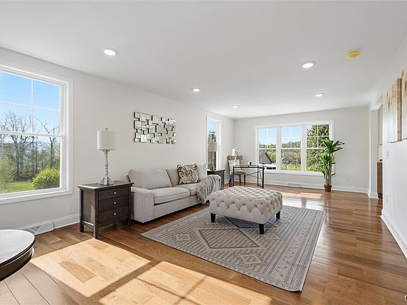 5th image of 4454 Carriage Cir