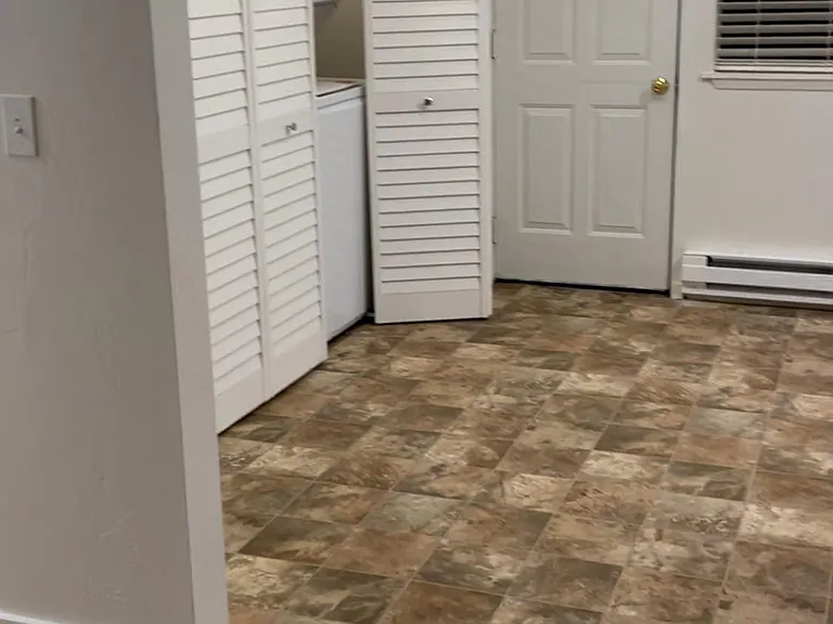Dine-in kitchen, new washer/dryer