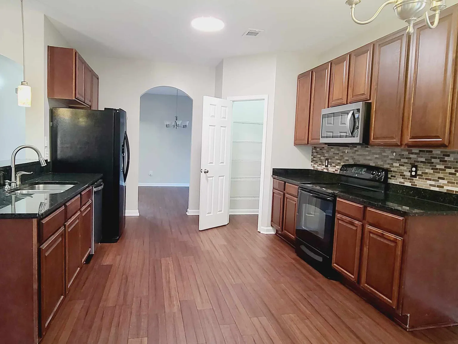 2225 Presidio Dr — Photo 4