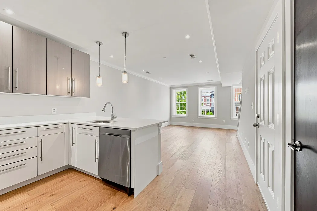 3 bed, 1695 sqft, $4,397 — Photo 4