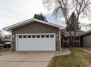 821 S 24th St, Grand Forks, ND 58201