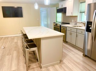 3 Weir St, Branford, CT 06405