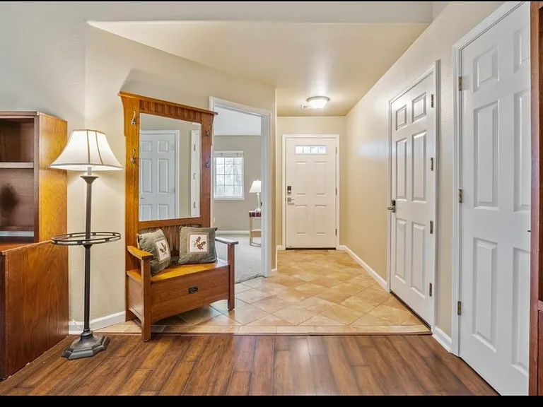 947 Country Ln — Photo 14