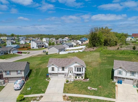 2nd image of 806 Hawks Circle Dr