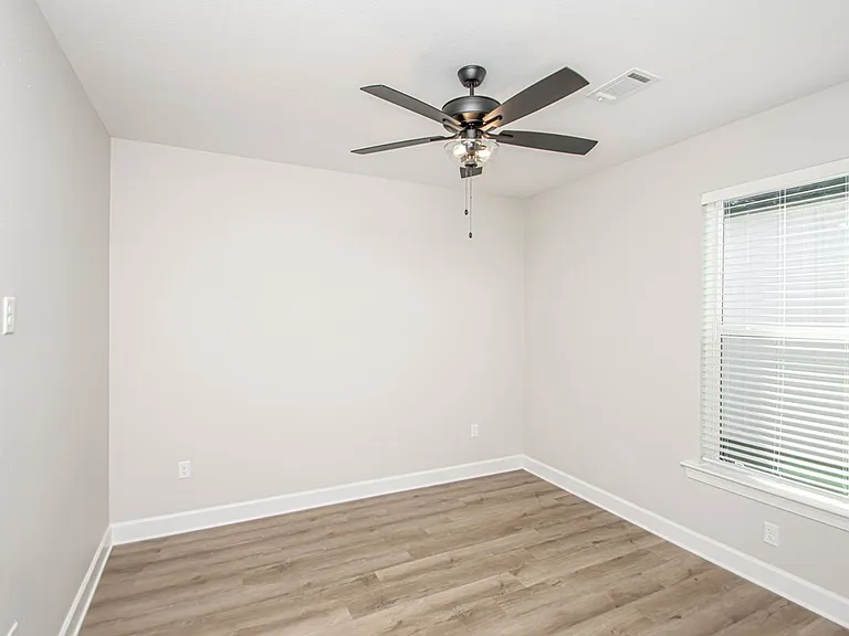 1220 W 4th St — Photo 20