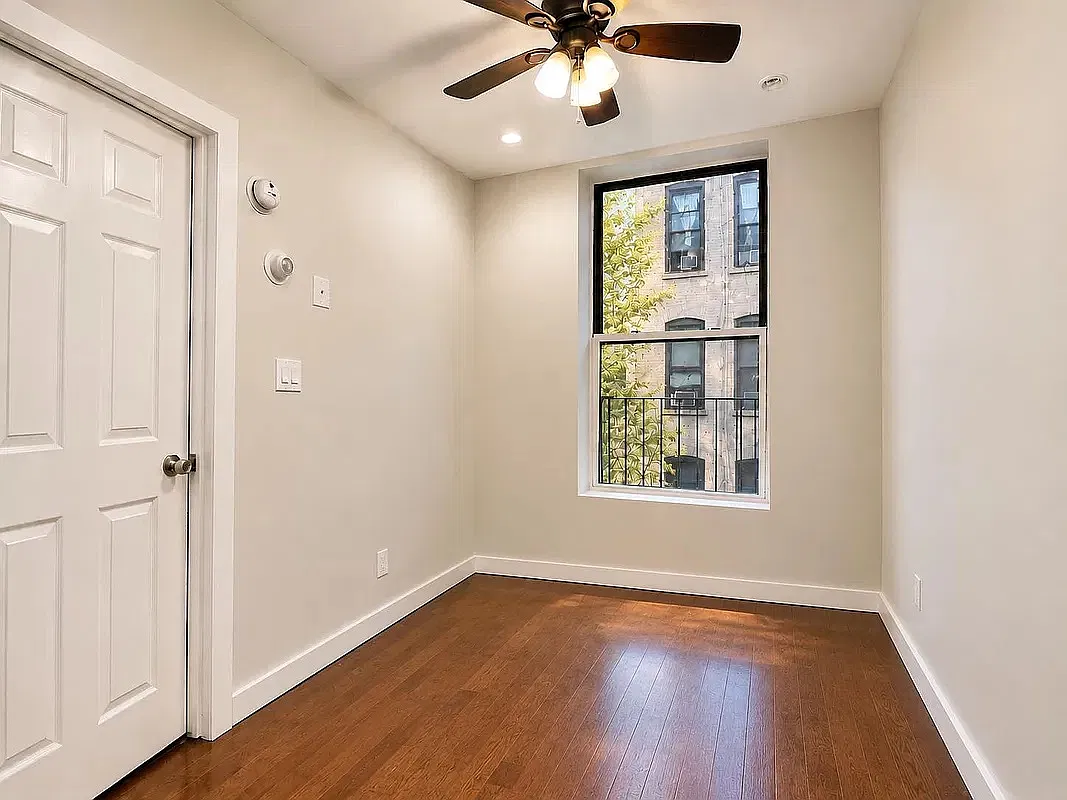 386 Manhattan Avenue — Photo 2