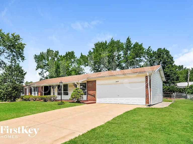2415 Greenbriar Dr — Photo 2