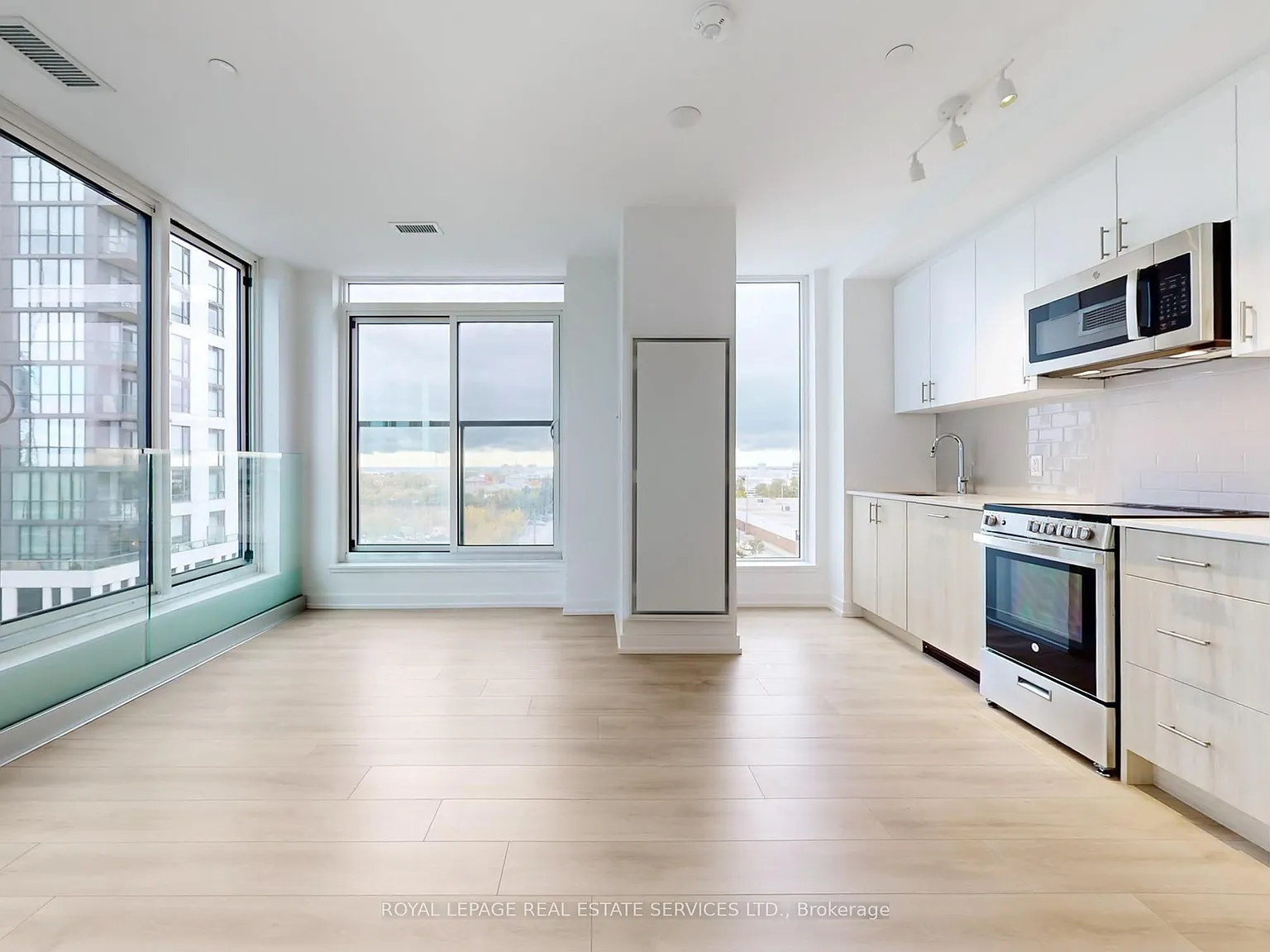 1195 The Queensway #614 photo 1