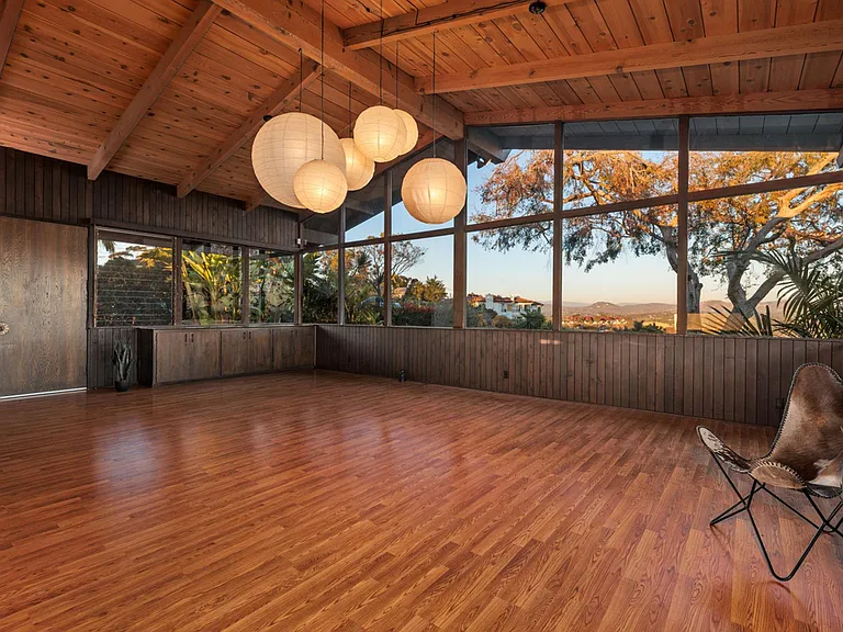 Expansive living/dining