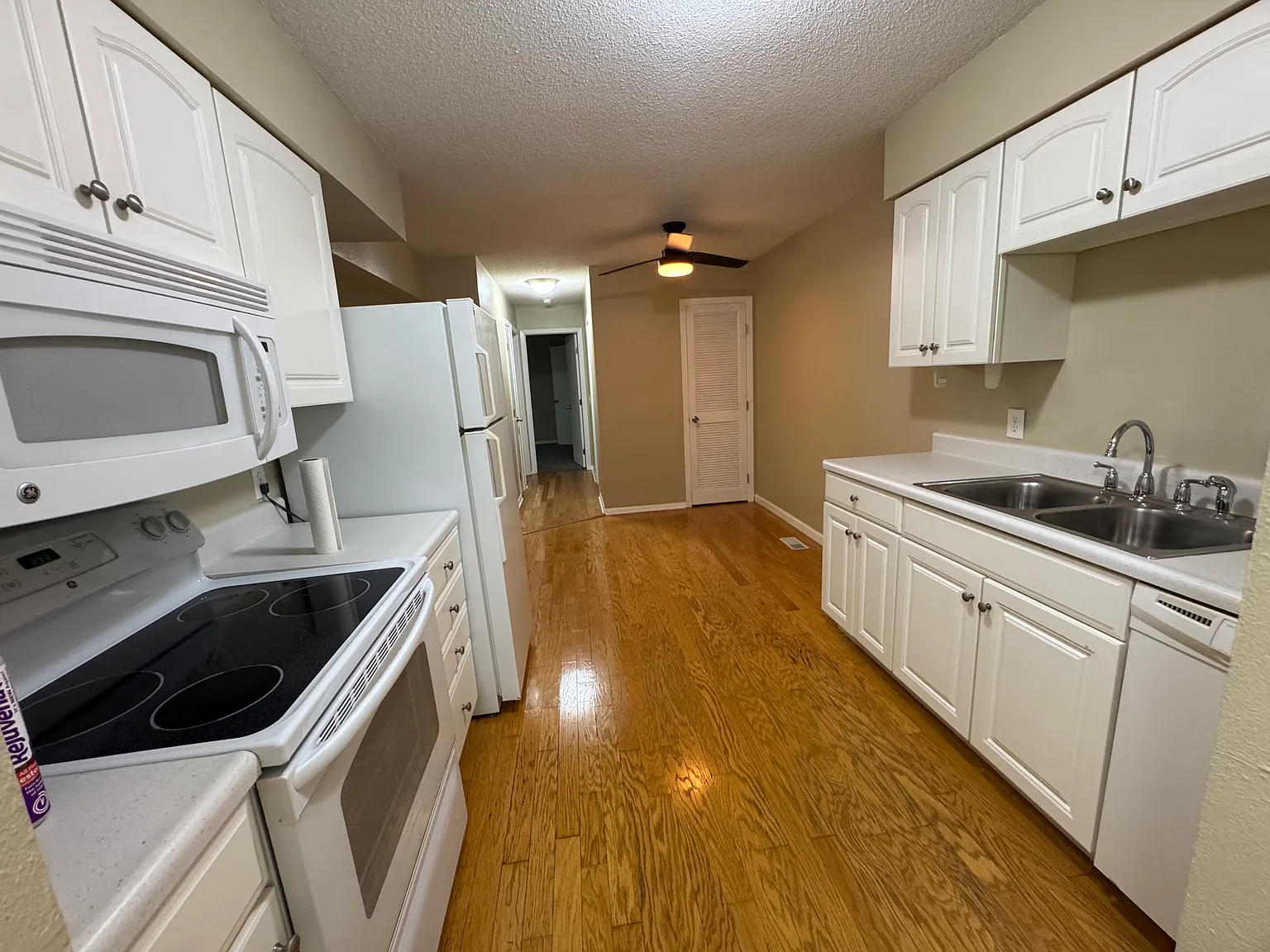 2 bed, 1.5 bath, 960 sqft, $1,400 — Photo 3