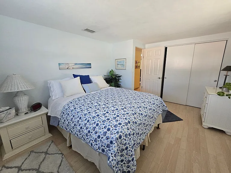 2441 Gulf Gate Dr — Photo 10