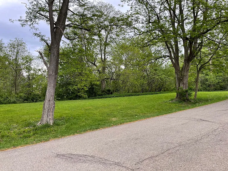 Gates Dr — Photo 15