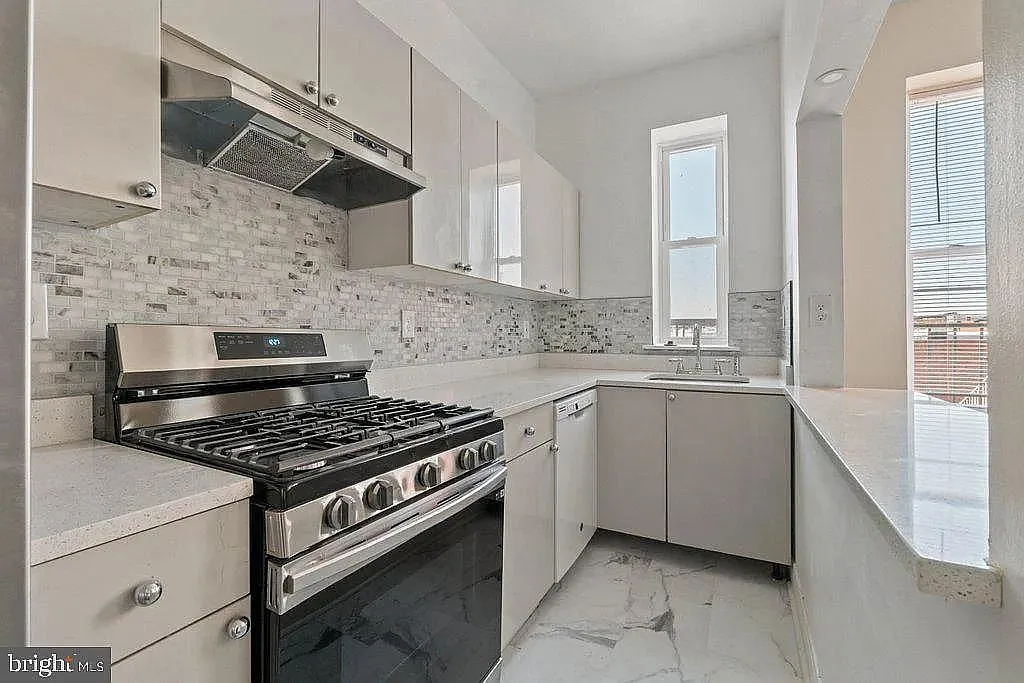 Updated 2BR Top-Floor Apartment | In-Unit Laundry + Free Parking | $1,500 — Photo 1