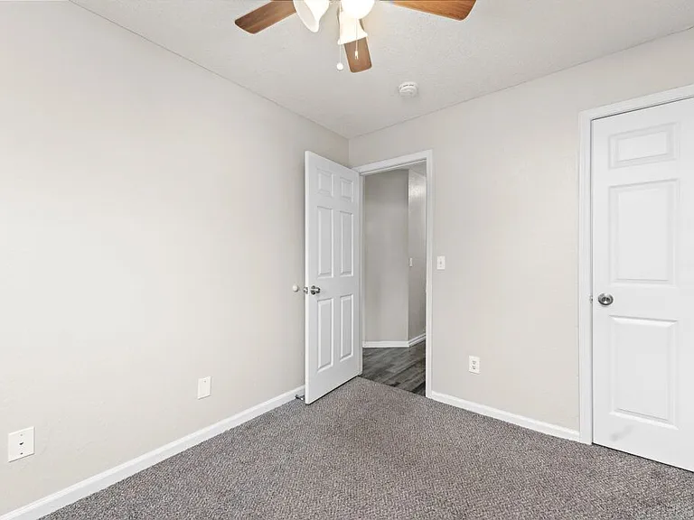 400-408 W Poplar St — Photo 10