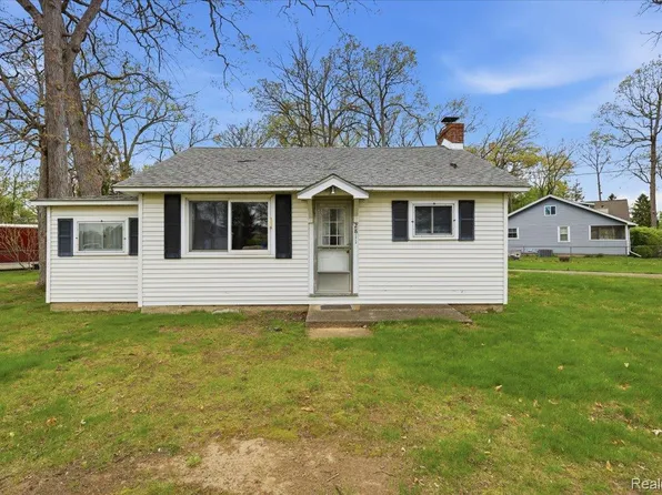 2811 Orange Grove Rd, Waterford, MI 48329