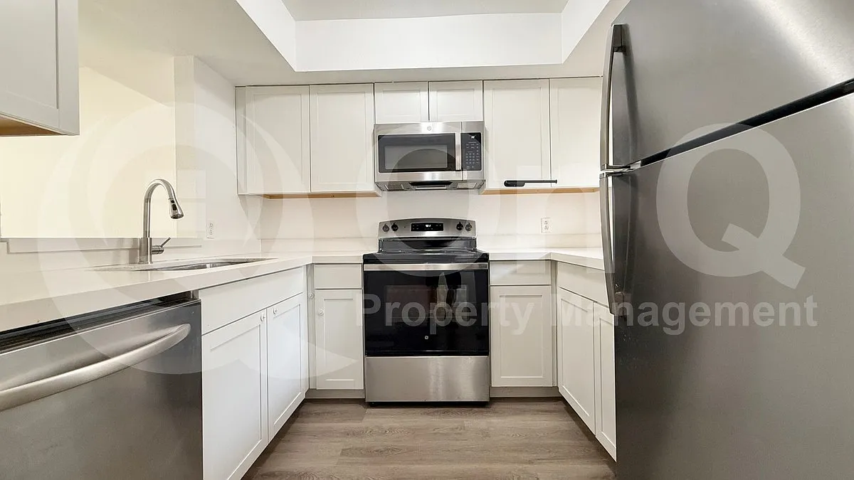 2827 E Le Marche Ave — Photo 3