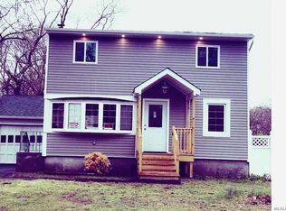 77 Willow St, Central Islip, NY 11722