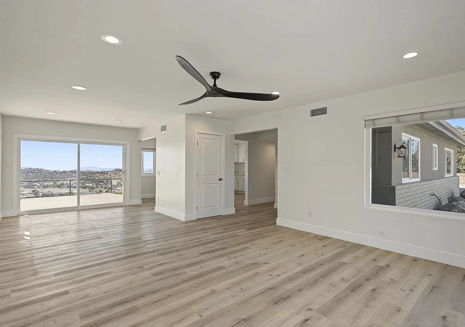 Remodeled 3BR House with Panoramic Mountain Views | Private Drive, Garage & RV Parking! — Photo 4