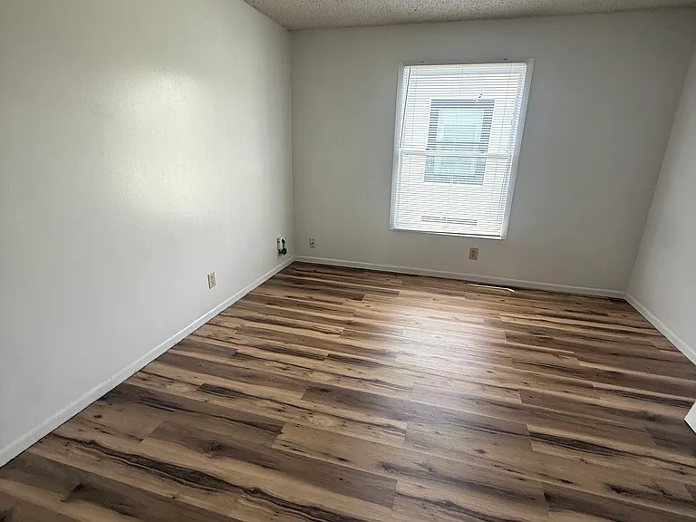 6816 W Par Ln #4 — Photo 9